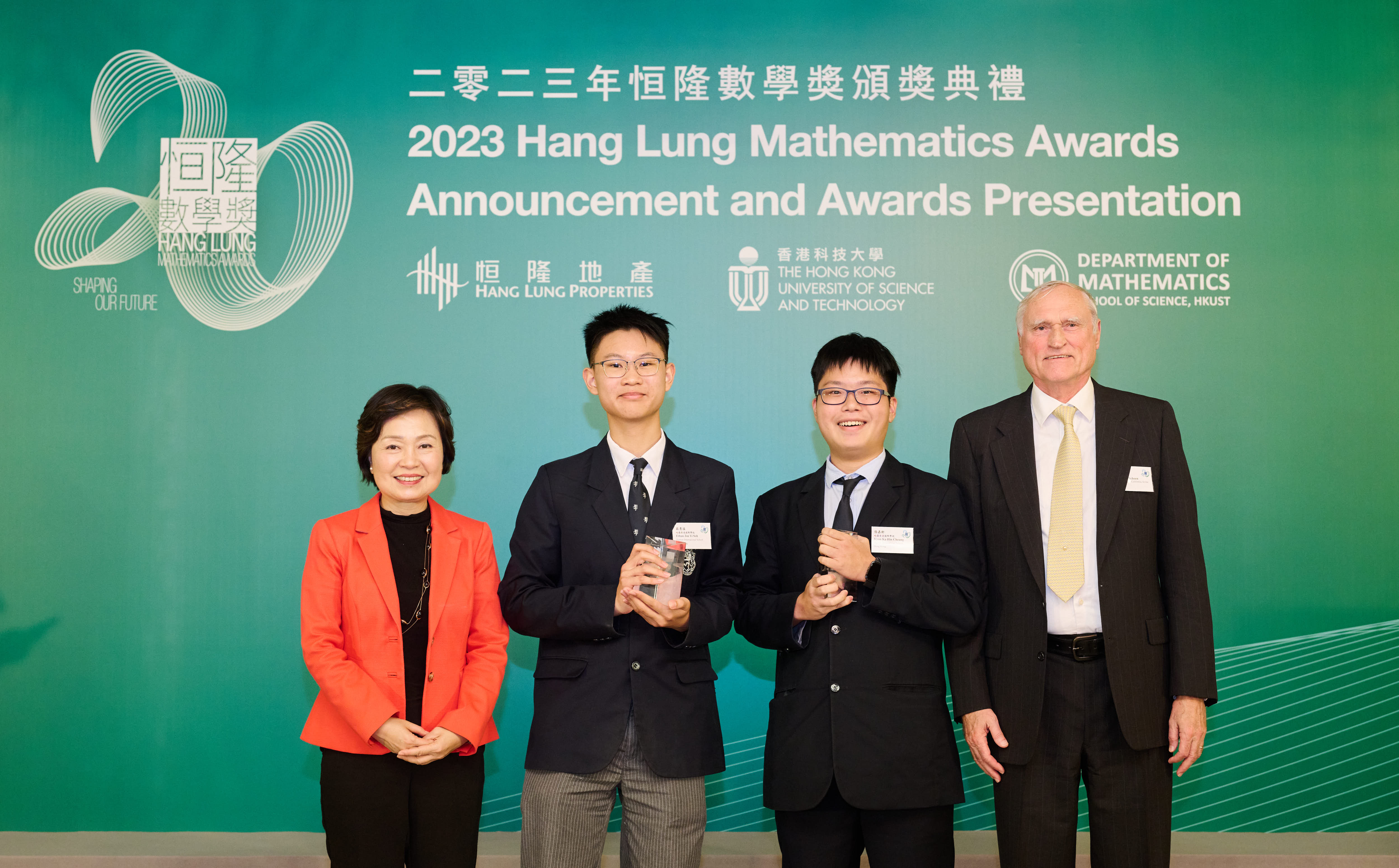 Dr. Christine CHOI, Secretary for Education of the Hong Kong Special Administrative Region (left), and Prof. Richard SCHOEN, 2017 Wolf Prize Laureate in Mathematics and Chair of the 2023 HLMA Scientific Committee (right) with the 2023 Hang Lung Mathematics Awards Gold Award winners Kyan CHEUNG Ka-Hin and Ethan SOH Jon-Yi from Harrow International School Hong Kong. Their research title is “On the Properties of the Semigroup Generated by the RL Fractional Integral”