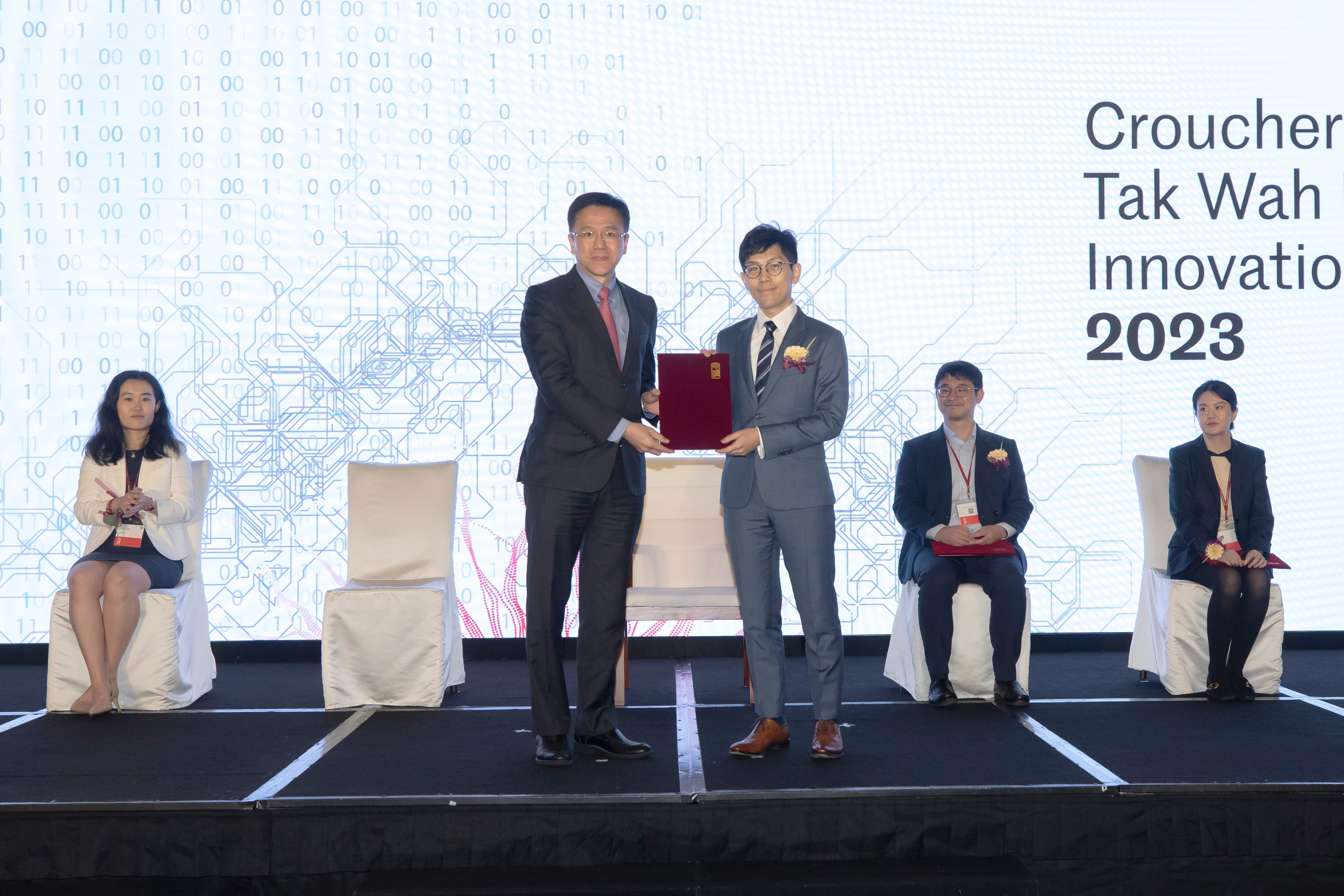 Prof. SUN Dong (left) presents the Croucher Tak Wah Mak Innovation Award 2023 to Dr. Adrian PO Hoi-Chun (right), Hari Harilela Assistant Professor of Physics, Department of Physics, School of Science at the Hong Kong University of Science and Technology.