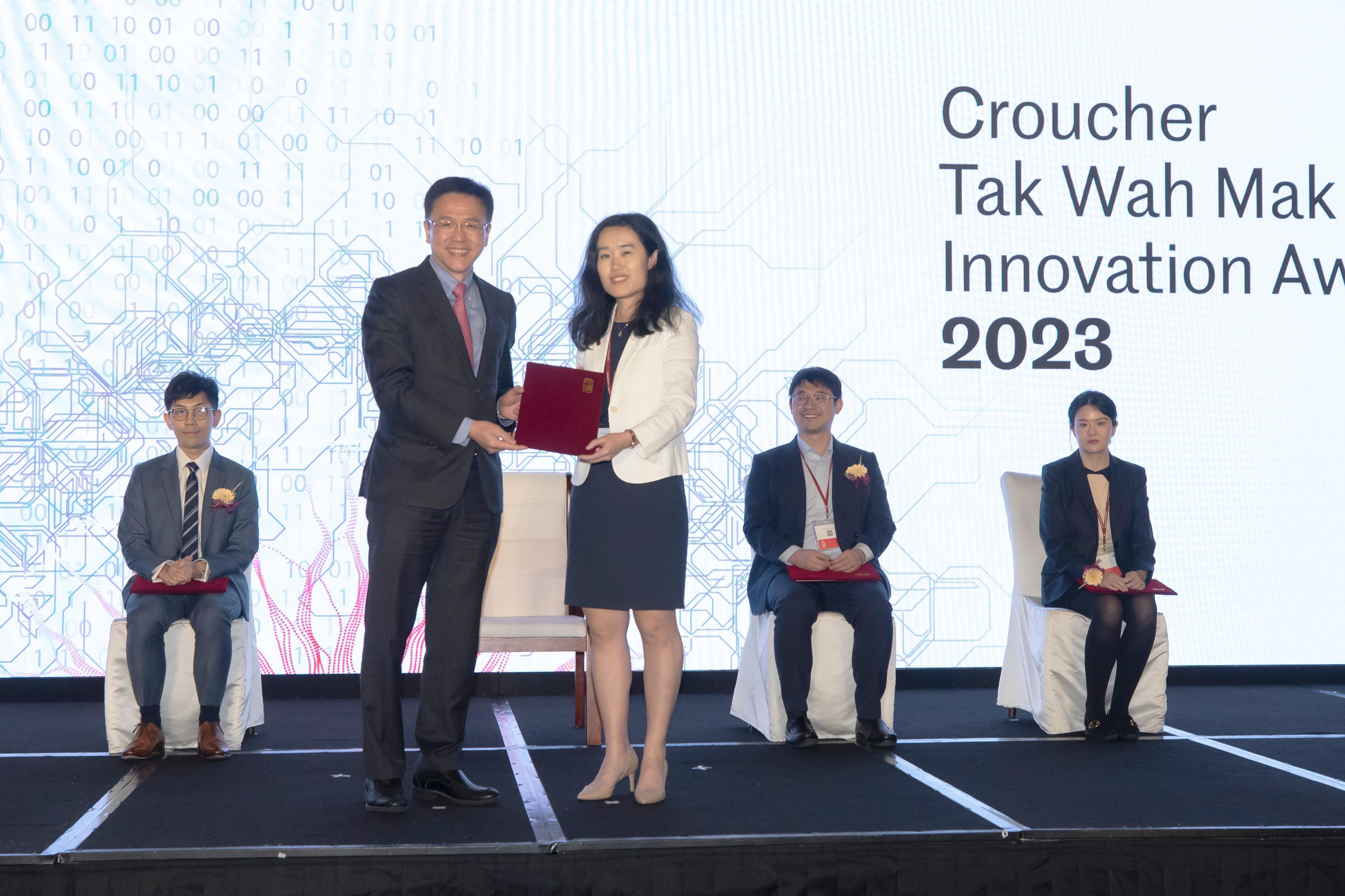 Prof. SUN Dong (left) presents the Croucher Tak Wah Mak Innovation Award 2023 to Dr. WANG Lan (right), Assistant Professor, Division of Life Science, School of Science at the Hong Kong University of Science and Technology.
