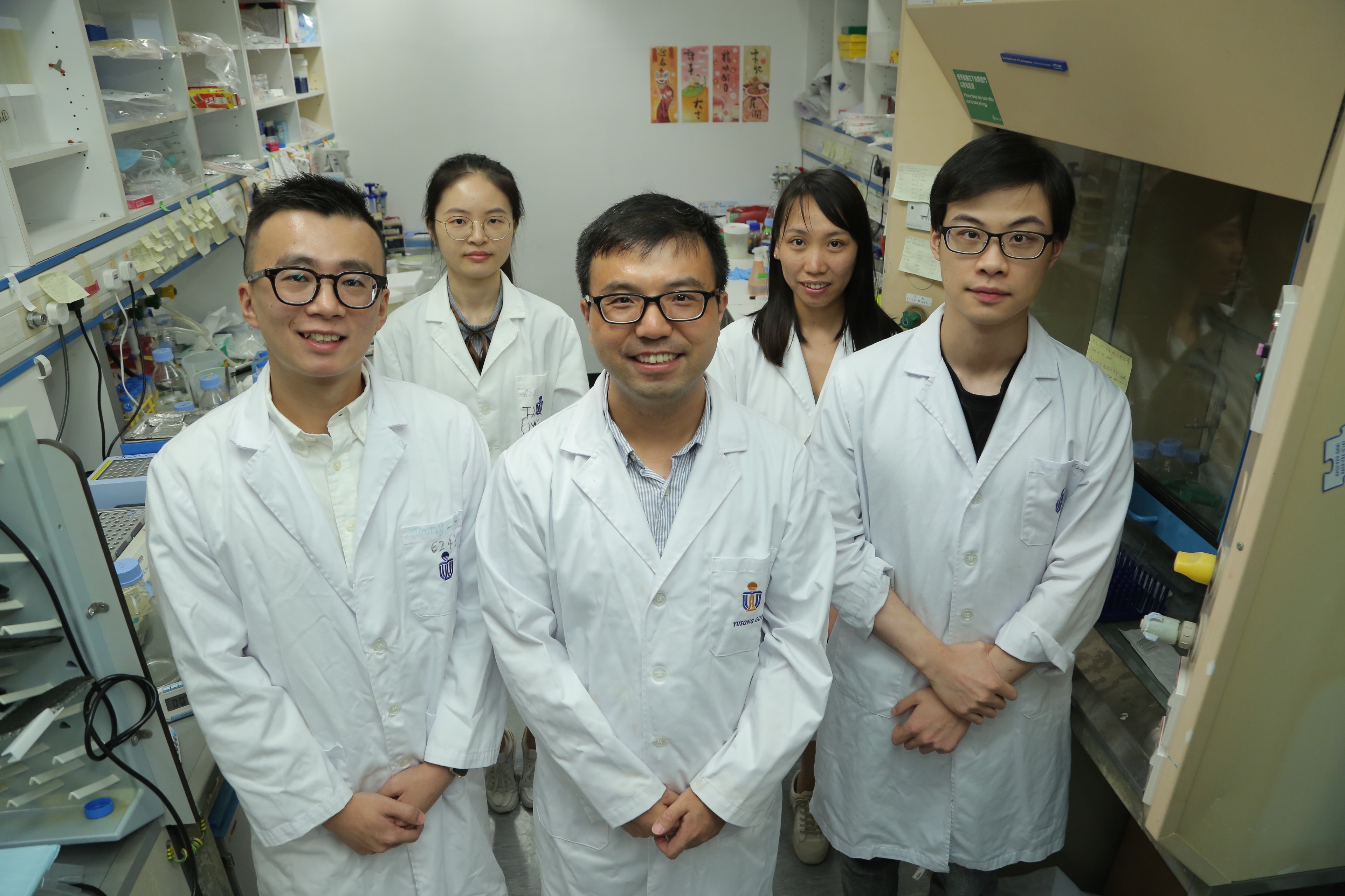 Prof. GUO Yusong (front middle)’s research team – including the paper’s co-first author MA Tianji (front left), identify a novel function of an enzyme.