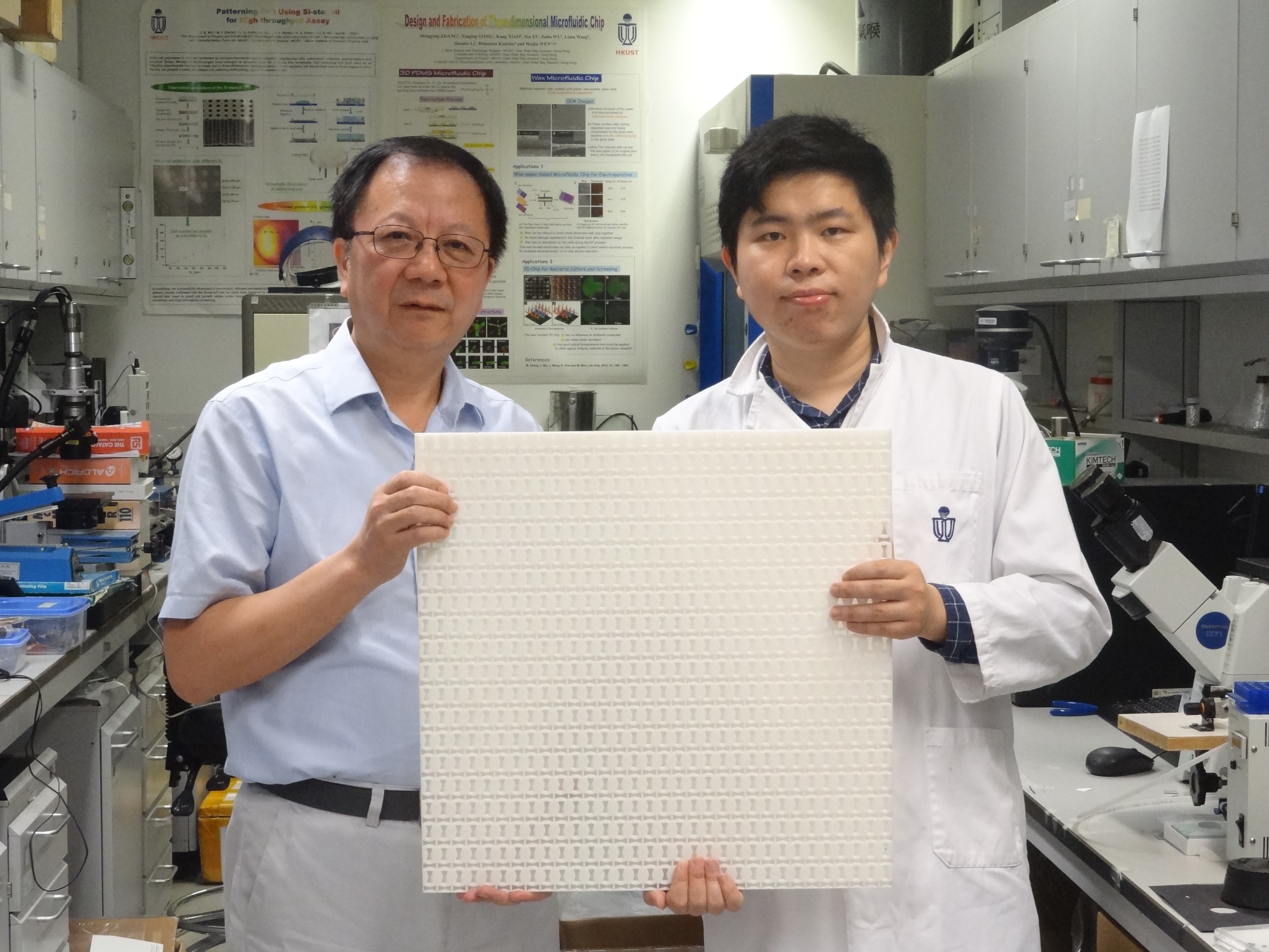 Prof. WEN Weijia (right) and Dr. WU Xiaoxiao present the experimental samples used to observe "type-II" Dirac cones.