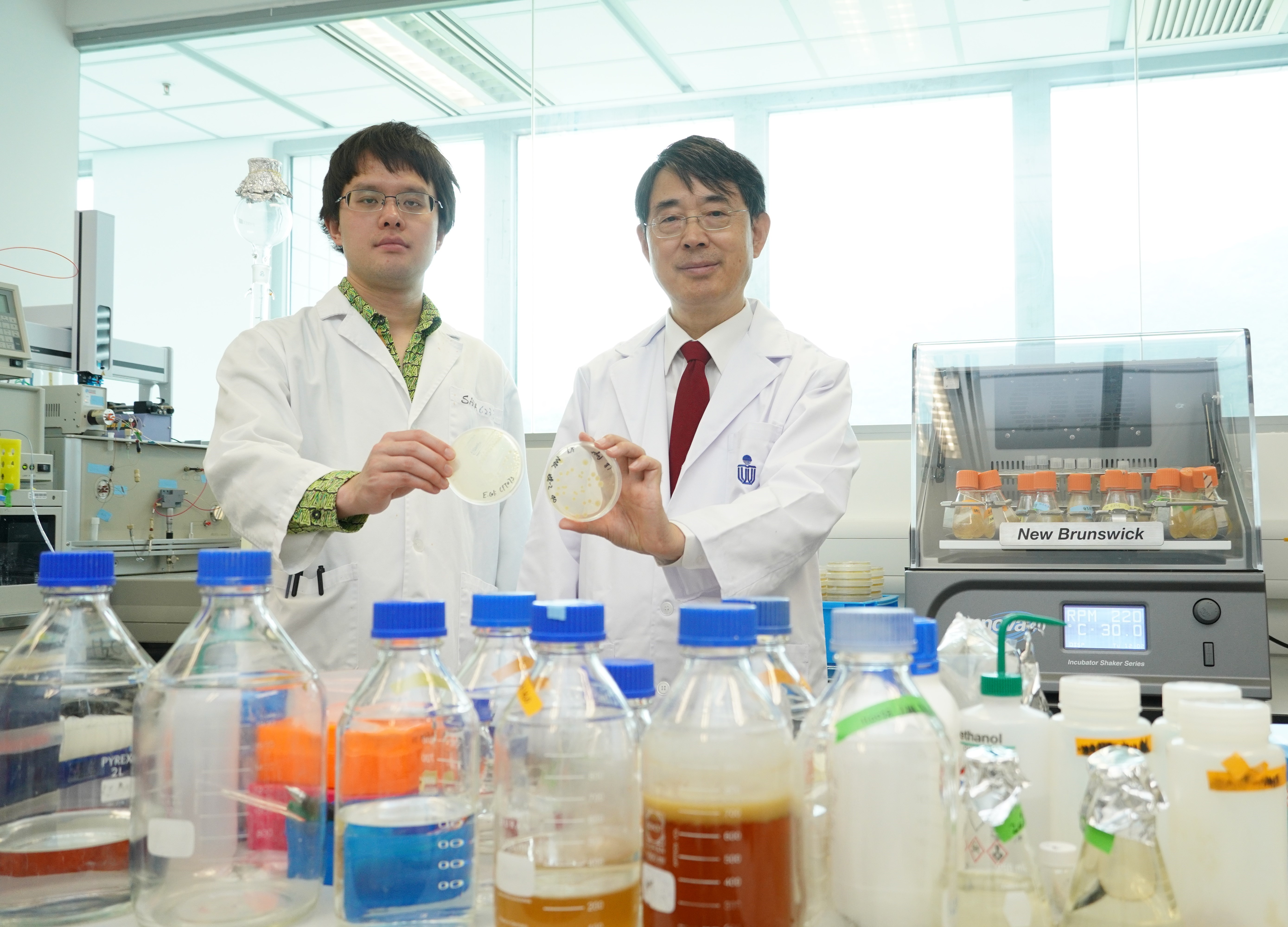 (Stock Photo) Prof. Qian Peiyuan (right) and LI Zhongrui (left) from his research team have been studying the microbe-animal interactions. 