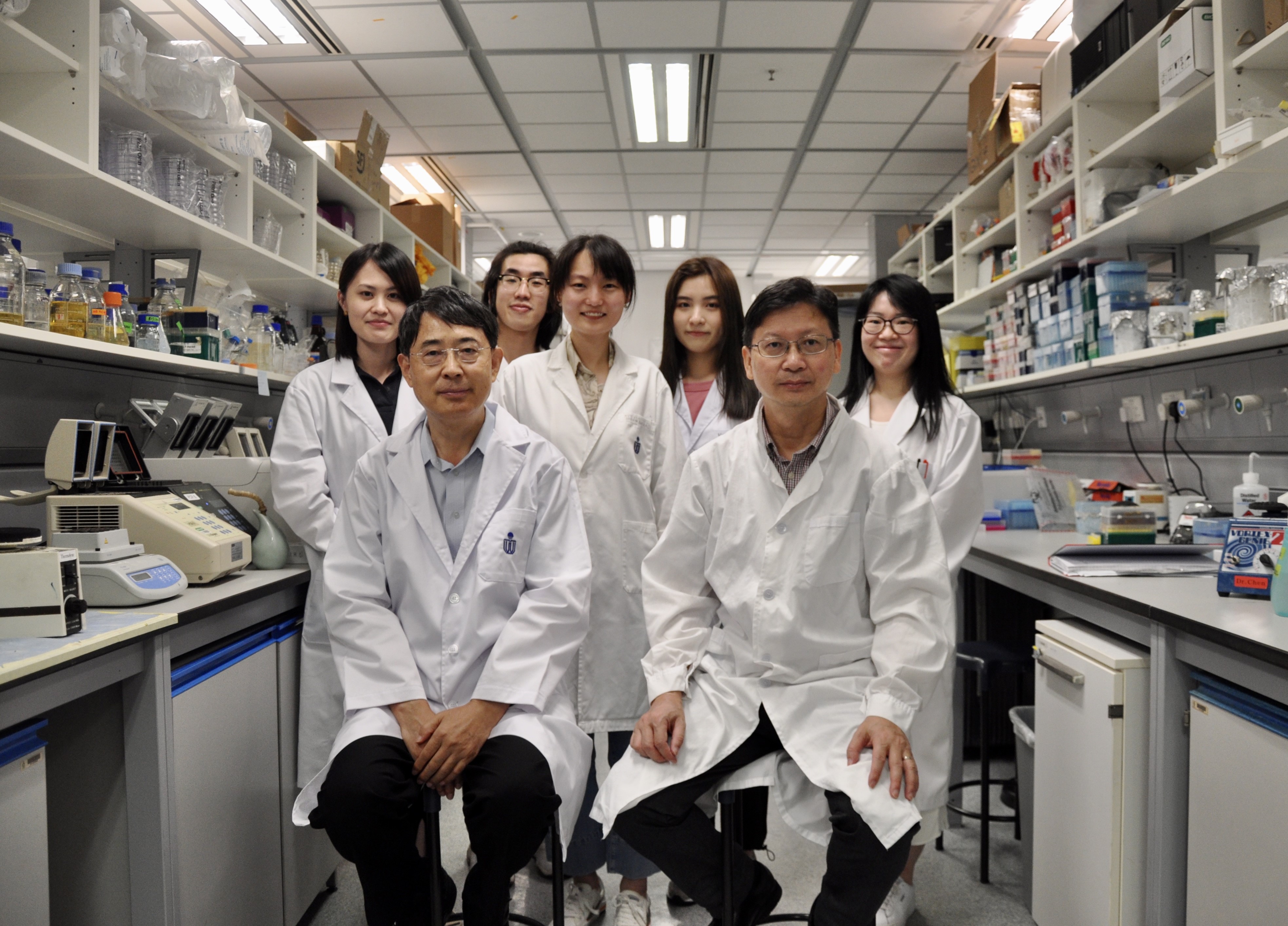 (Front Left) Prof. QIAN Peiyuan, Head and Chair Professor of HKUST’s Department of Ocean Science, (Front Right) Prof. QIU Jianwen, Professor of Hong Kong Baptist University’s Department of Biology and their research team.