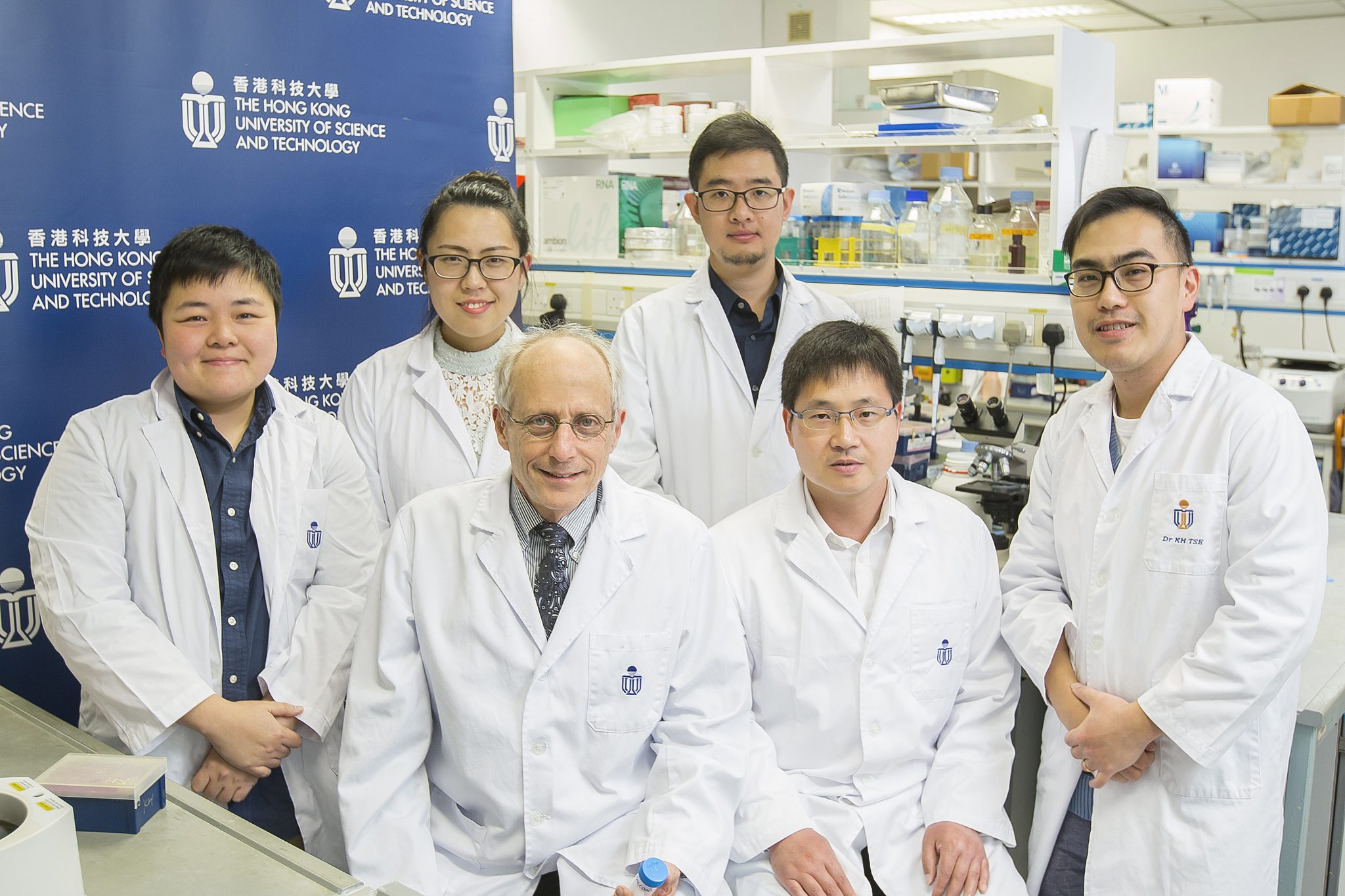 Prof Karl Herrup (second left, front row), Prof Du Shengwang (second right, front row), Cheng Aifeng (left, back row) and their research team members.