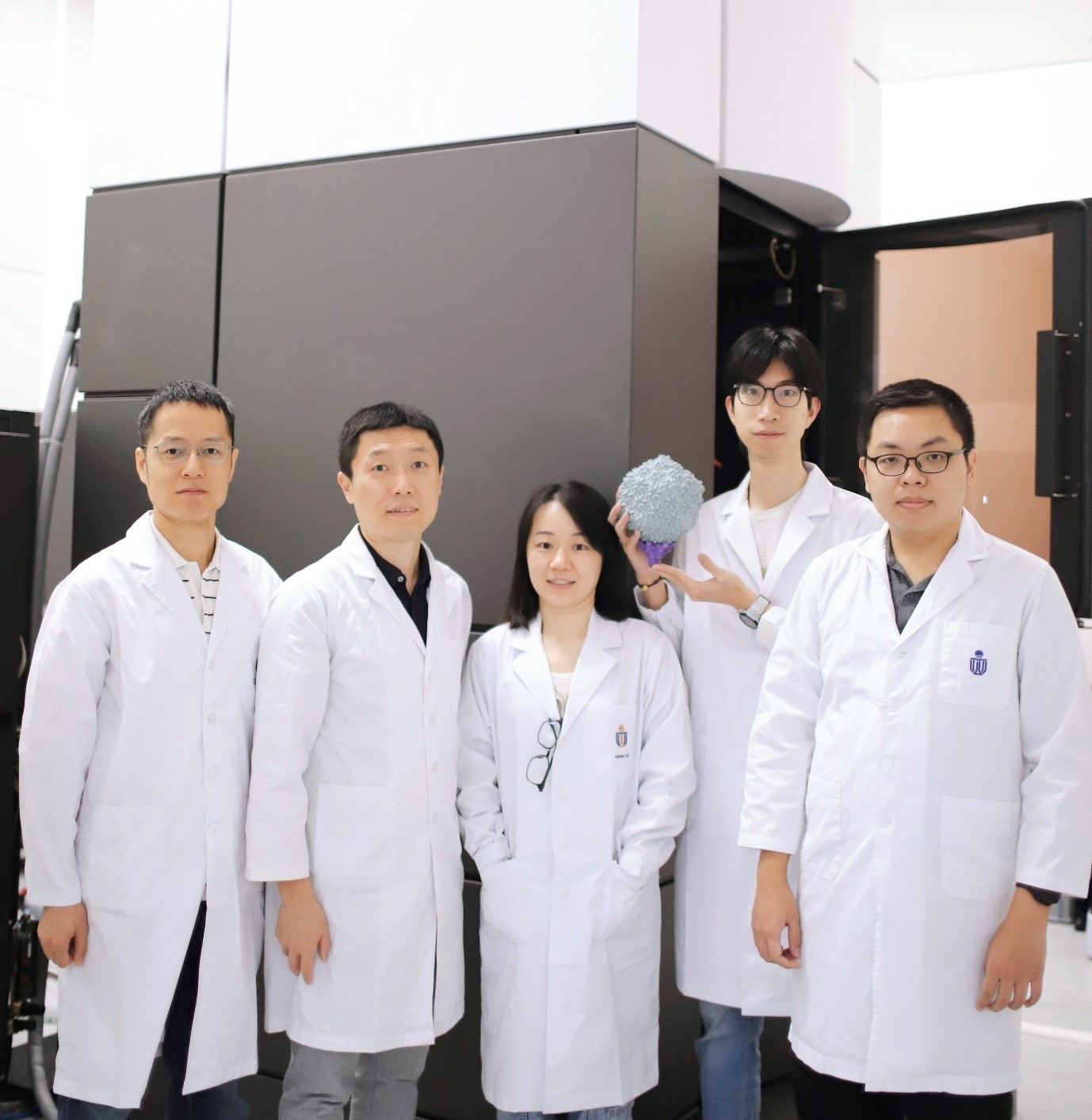 研究團隊的合影。從左到右分別是黨尚宇教授、曾慶璐教授、蔡蘭蘭博士、劉航先生（手中拿著3D打印的藍藻病毒結構），以及肖詩維先生。