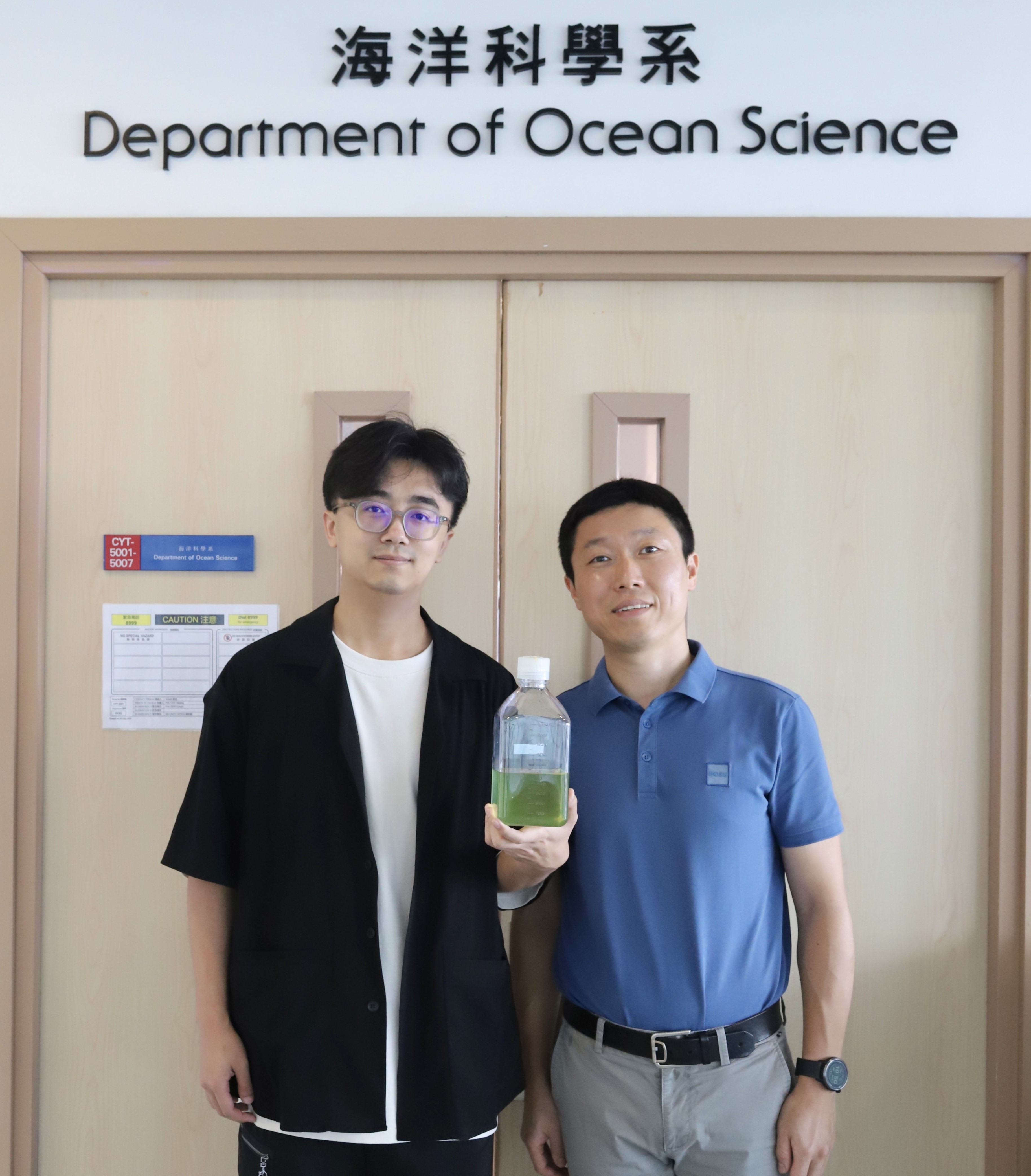 Prof. ZENG Qinglu(right) and one of the research paper author Mr LI Haofu (left), PhD student in Department of Ocean Science, showing the sample of Prochlorococcus MED4 culture