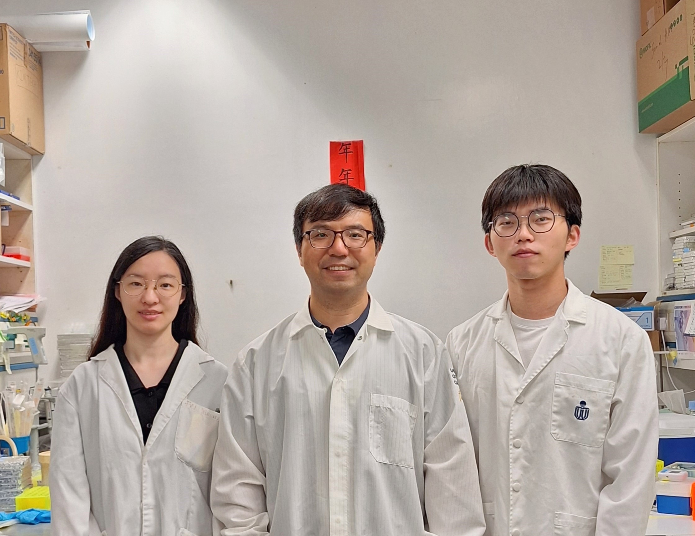 Prof. GUO Yusong (center) and his research team at HKUST