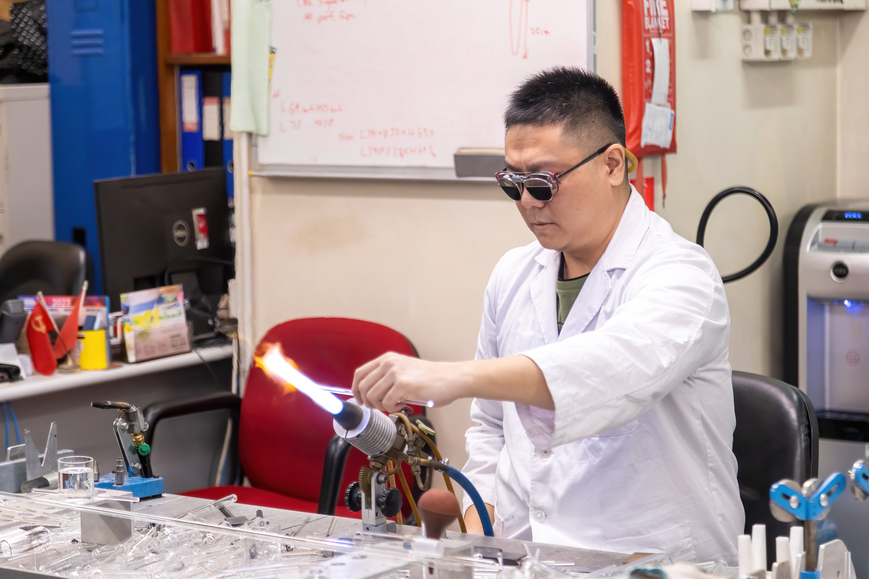 The young scientists visited the Glassblowing Facility and gained insights into its role in facilitating researchers at HKUST with the design and production of custom glass tools tailored to the specific needs of diverse research facilities.