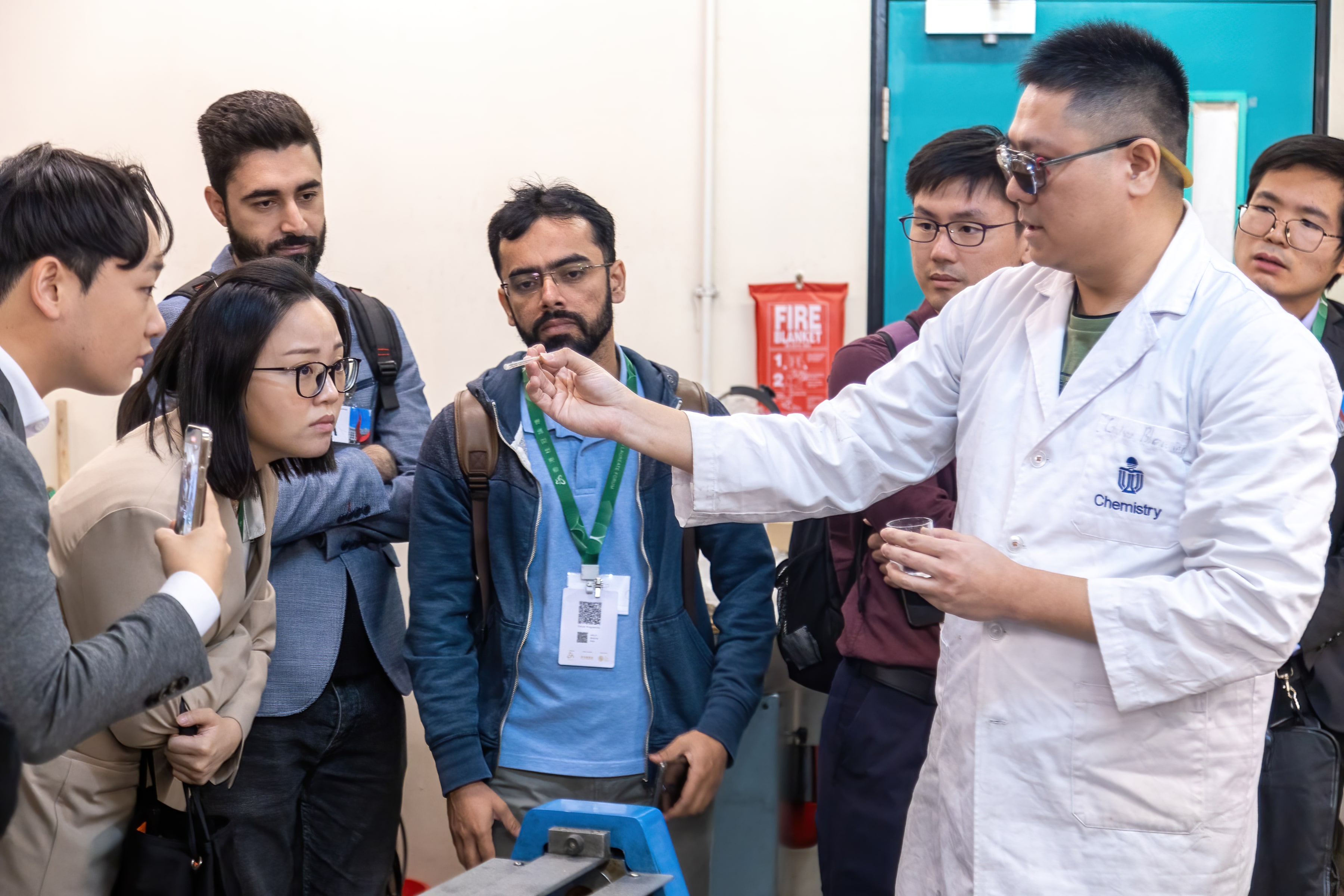 The young scientists visited the Glassblowing Facility and gained insights into its role in facilitating researchers at HKUST with the design and production of custom glass tools tailored to the specific needs of diverse research facilities.