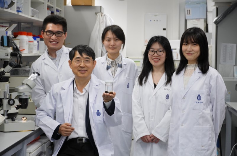 Prof. QIAN Peiyuan (front) and his research team