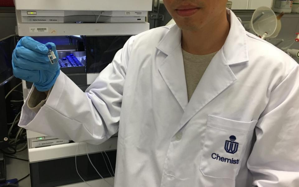  生產手性分子後，團隊會利用高效液相色譜儀檢測產品純度。
