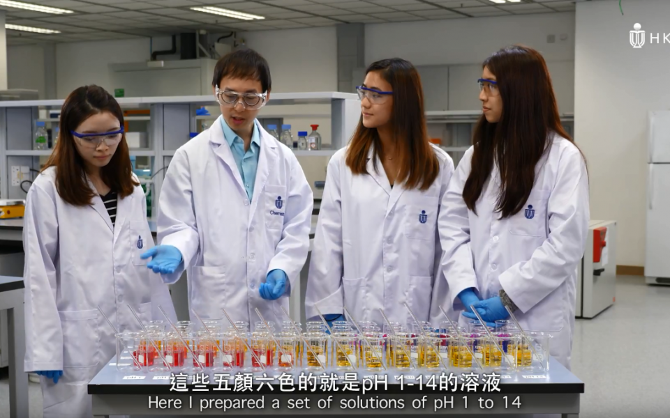  陳博士（左二）與科大學生於STEM@HKUST上載拍攝短片，講解科學現象。