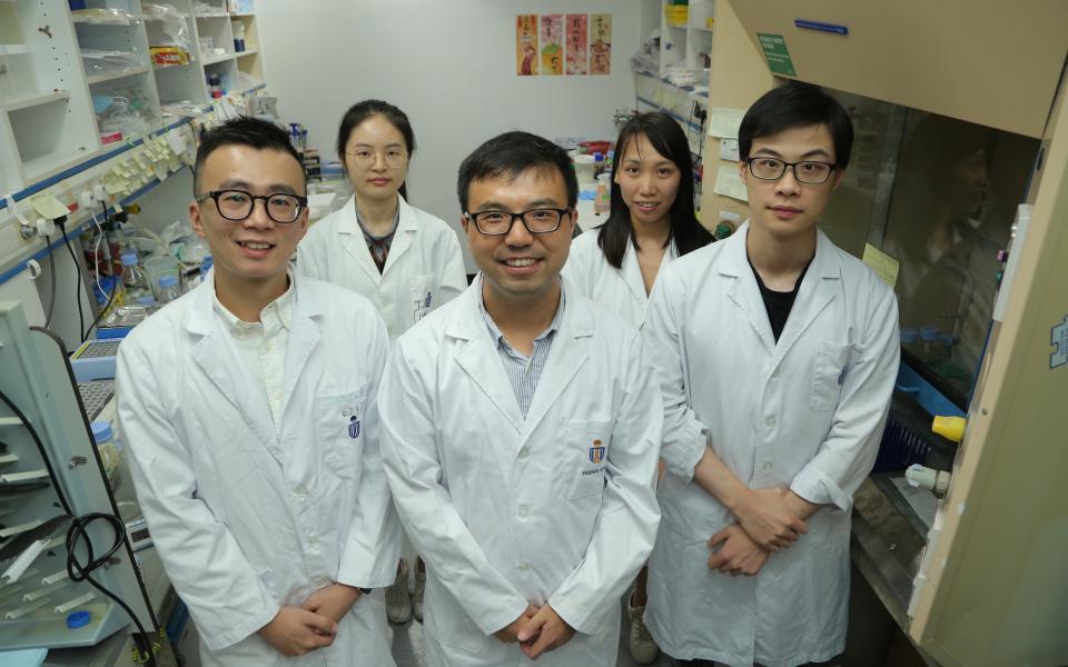 郭玉松教授（前中）的研究团队: 包括是次科学期刊文章的第一共同作者马天骥（前左），发现了一种酶的新功能。