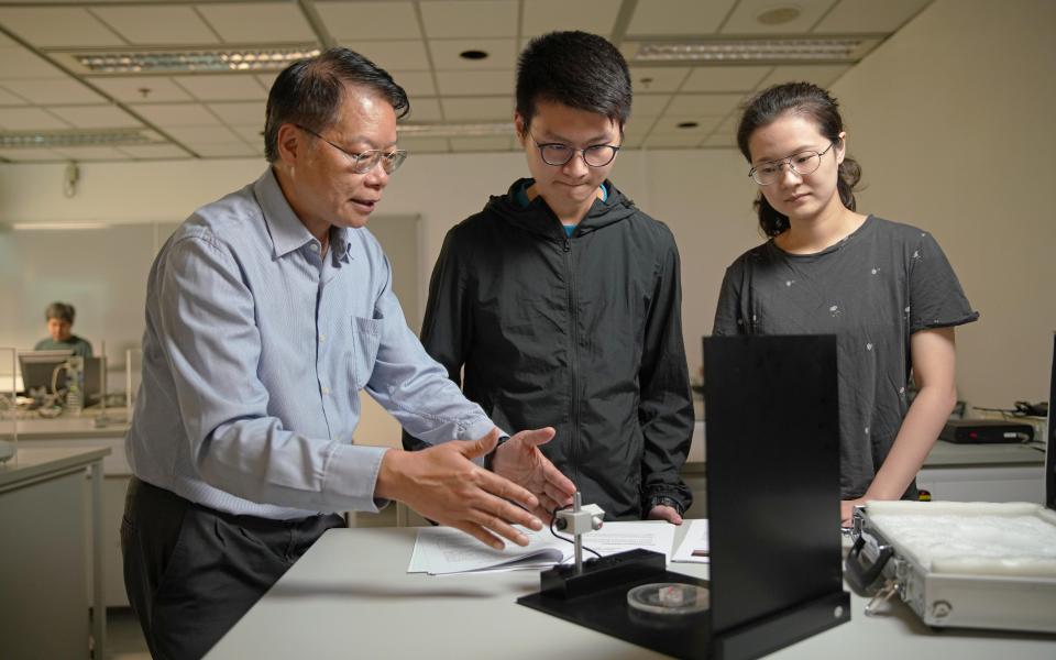 As a package, students get to have hands-on experiment for testing optical alignment skills and learn the linkage between periodicity and randomness.