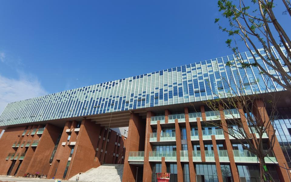 中国科学院大学重庆学院的图书馆，是其中一个应用了新型自动调光玻璃的地方。