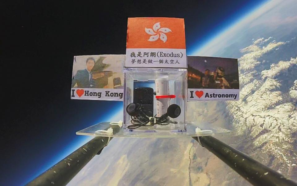 薛俊朗把自己的兩大興趣合而為一，創作了一首名為《深空天體》的粵語歌，並透過安裝在高空氣球上的音樂播放器送上太空邊際。