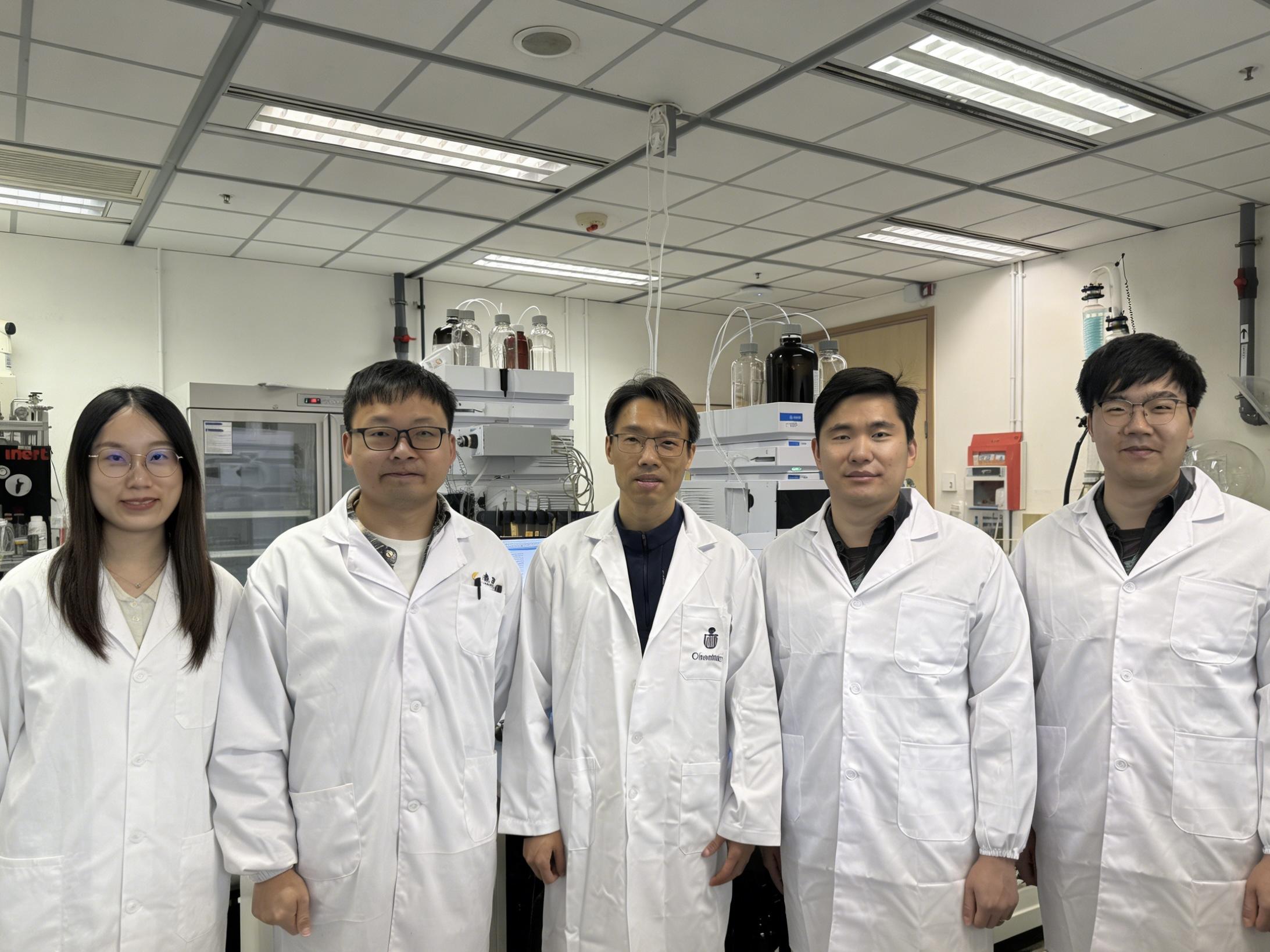科大化学系讲座教授及国家人体组织功能重建工程技术研究中心（香港分中心）主任孙建伟教授 （中）领导的研究团队合照。