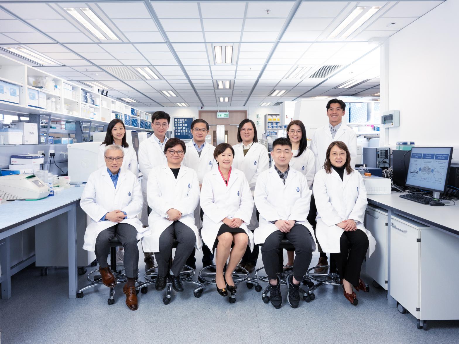 科大校长叶玉如教授(前排中)、科大生命科学部研究教授傅洁瑜教授(前排左二)、香港神经退行性疾病中心首席科学家叶翠芬博士(前排右一)、香港神经退行性疾病中心首席医疗官莫健英教授(前排左一)以及研究论文的共同第一作者曹瀚博士(前排右二)与其他研究团队成员合影。