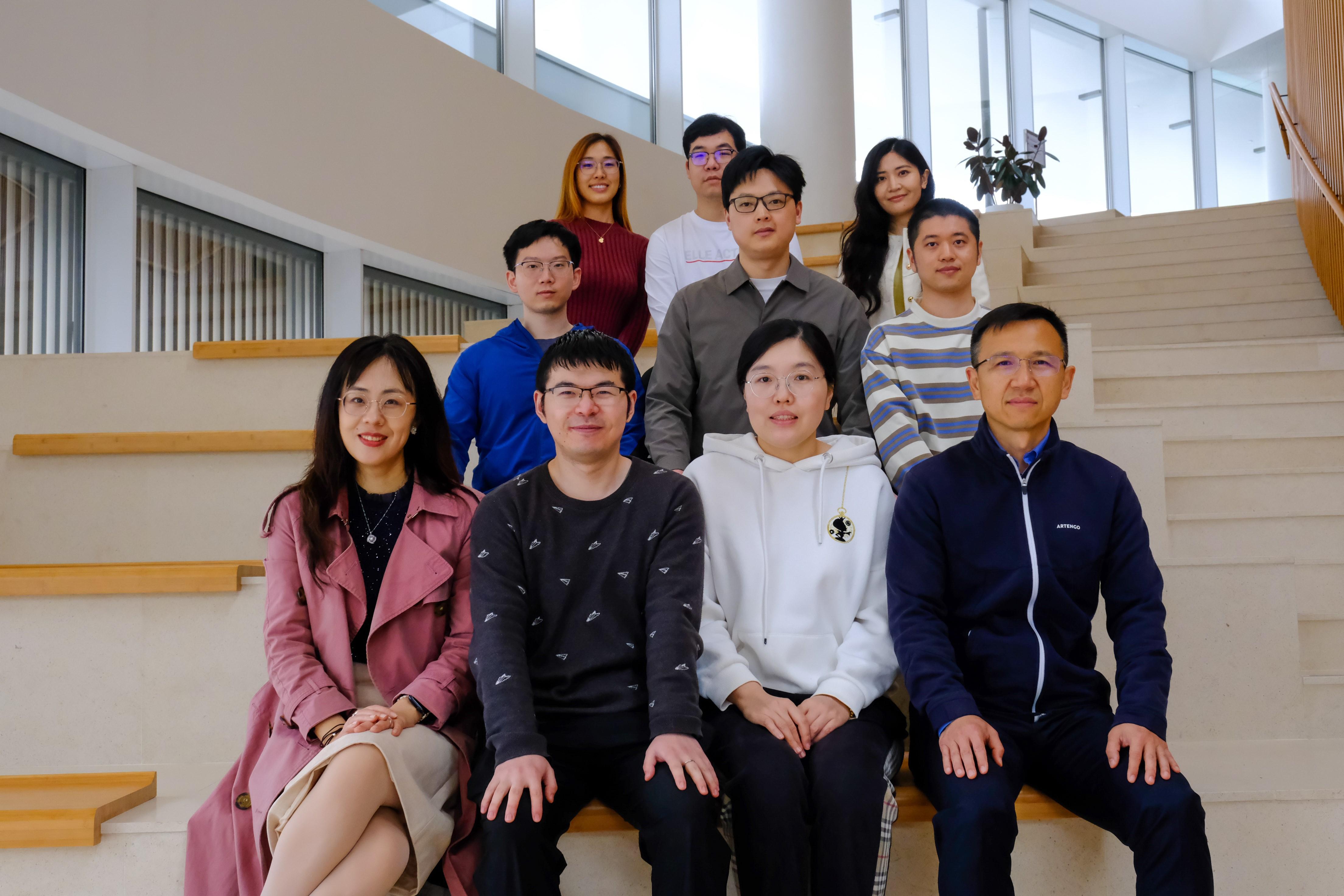生命科学部和化学及生物工程学系刘凯教授（前排右一）和他的研究团队，与电子及计算机工程学系和化学及生物工程学系王怡雯教授（前排左一）。