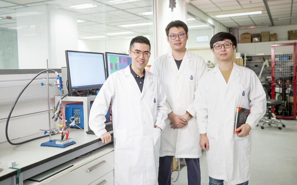 (From left) Prof. Chen Qing and his research group members Dr. Li Liangyu (postdoctoral fellow) and Xiao Diwen (PhD student) at the lab of HKUST Energy Institute. On the lab bench is a set-up for fabricating the nanoporous zinc metal electrode.