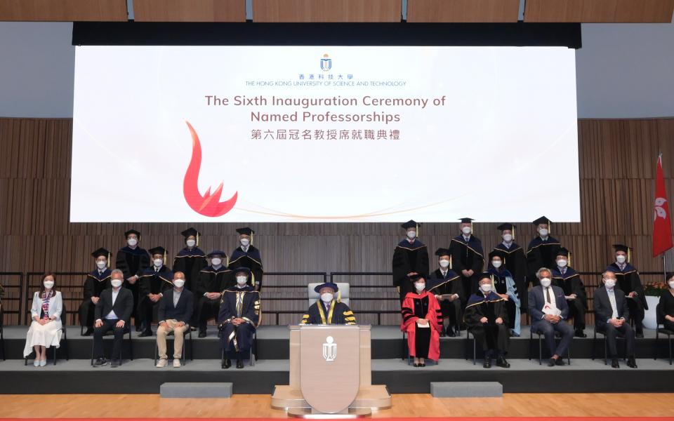 科大校董会主席廖长城先生（中）、校长史维教授（前排左五）、其他科大高层、捐赠者、企业捐赠者代表，以及冠名教授包括（第三排左起）石孟泽教授、王建农教授、陆锦标教授、解亭教授、周晓方教授、曹圭鹏教授及王吉光教授出席科大第六届冠名教授席就职典礼。