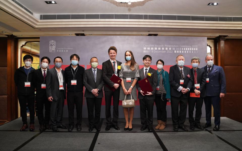 A group photo of Prof. Tim Cheng, HKUST Vice-President for Research and Development (fifth left), Prof. Jensen Li Tsan-hang (fifth right), Dr. Berthold Jäck (sixth left) and other faculty members from the Department of Physics. 