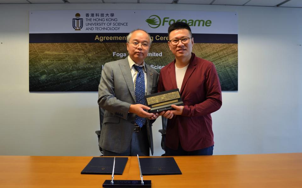 Prof. Wang Yang (Left) presenting a souvenir to Mr. Wang Dongfeng (Right).