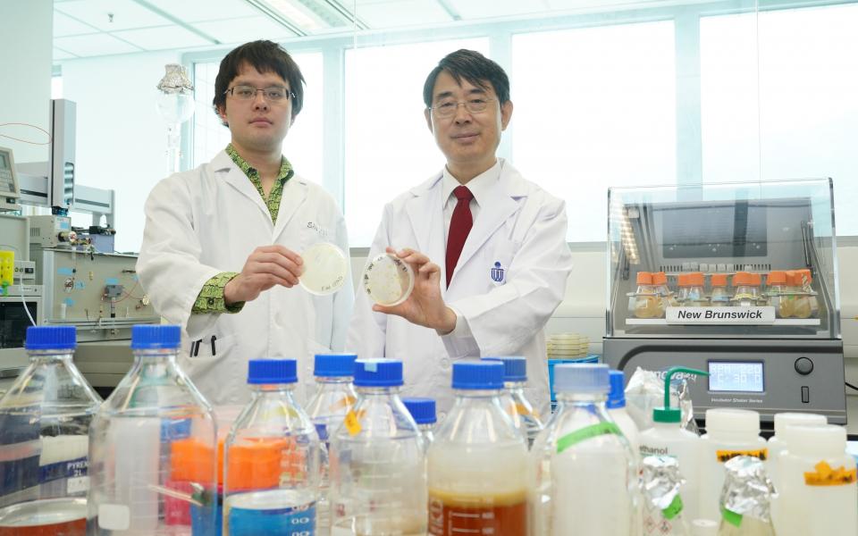 (Stock Photo) Prof. Qian Peiyuan (right) and LI Zhongrui (left) from his research team have been studying the microbe-animal interactions. 