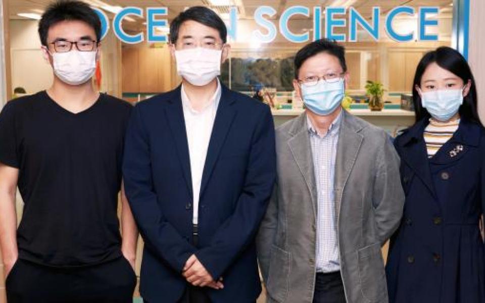 Prof. QIAN Peiyuan, Head and Chair Professor of HKUST’s Department of Ocean Science (second left) and Prof. QIU Jianwen, Professor of HKBU’s Department of Biology (second right), along with their team members Prof. WANG Yan (first left), Assistant Professor and Dr. XU Ting, Postdoctoral Fellow of HKUST’s Department of Ocean Science (first right).